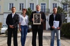 Andrzej Bojarski (trzymający obraz Romana Dmowskiego) z członkami Narodowej Ostrołęki na pl. Bema