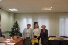 Zwyciężczyni etapu rejonowego Olimpiady wraz z opiekunem i dyrektor Biura Oddziału Rejonowego PCK B. Podbielską