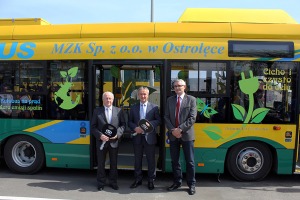 Od lewej: Prezes MZK Ryszard Chrostowski, prezydent Ostrołęki Janusz Kotowski i dyrektor ds. sprzedaży firmy Solaris Krzysztof Musiał