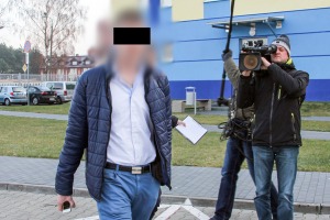 Adam K. przed siedzibą ostrołęckiej policji nie chciał rozmawiać z reporterami TVN Turbo