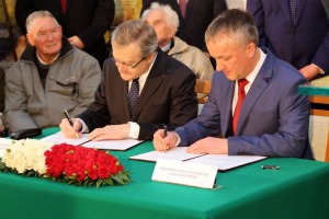 Piotr Gliński i Janusz Kotowski podpisują umowę