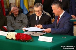 Fot. Piotr Gliński i Janusz Kotowski podczas podpisania umowy na współprowadzenie MŻW